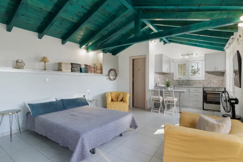 Additional bedroom with private entrance at Ef Zin Villa